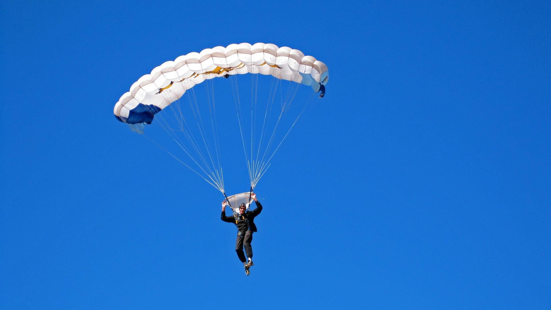 篮球赛场焦点！德国队对阵巴西队，压哨绝杀，引爆全场观众欢呼